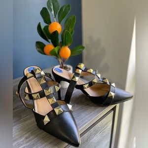 Size 7 1/2 black studded Nicole Miller heels 👠